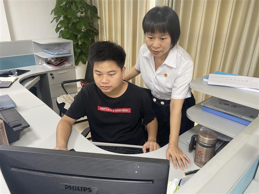 医生掀开奶罩边躁边狠狠躁视频