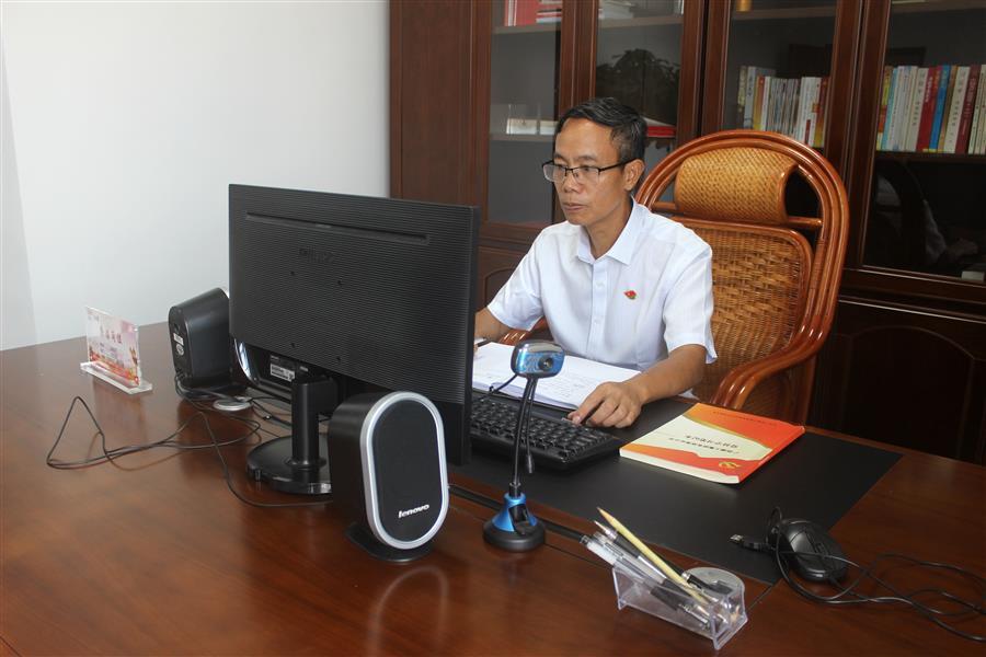 医生掀开奶罩边躁边狠狠躁视频