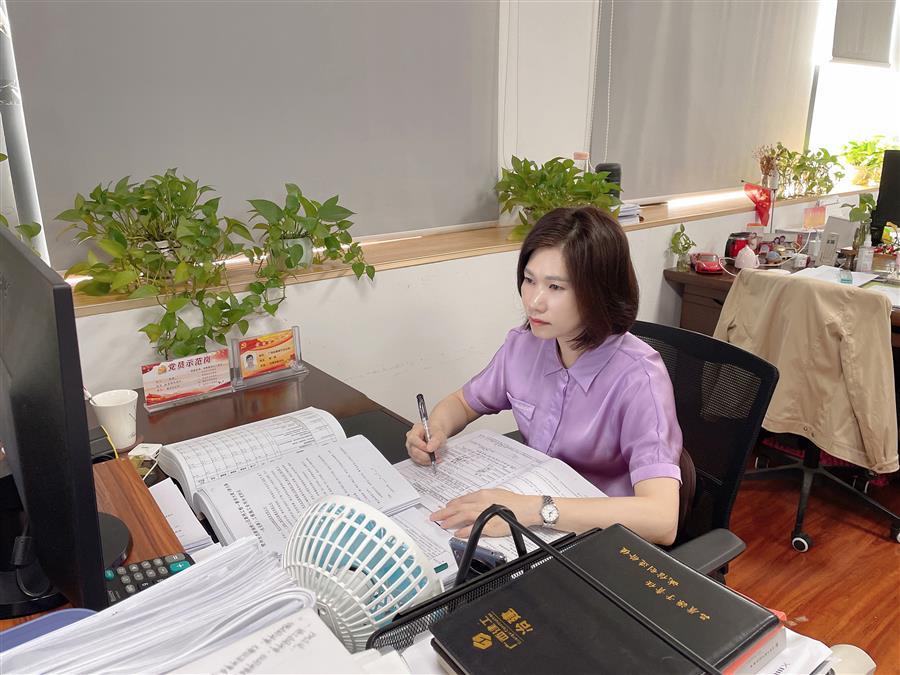 医生掀开奶罩边躁边狠狠躁视频