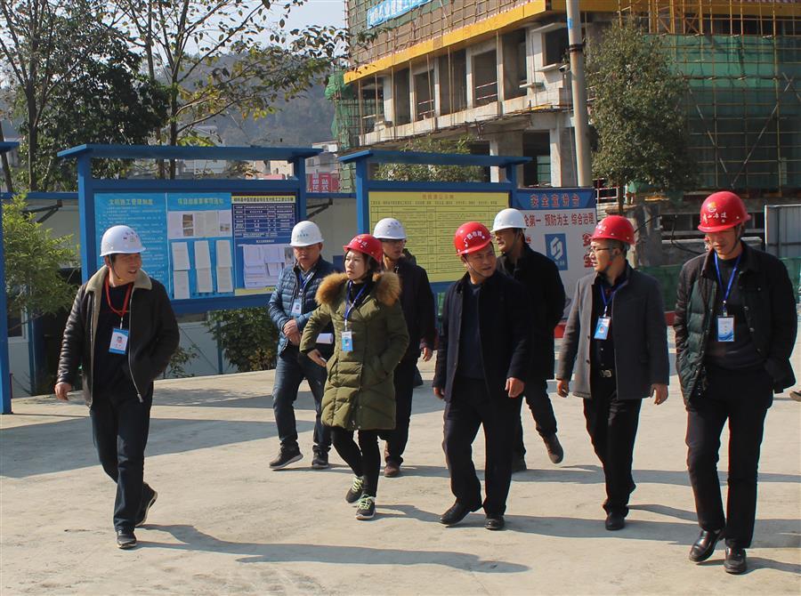 医生掀开奶罩边躁边狠狠躁视频