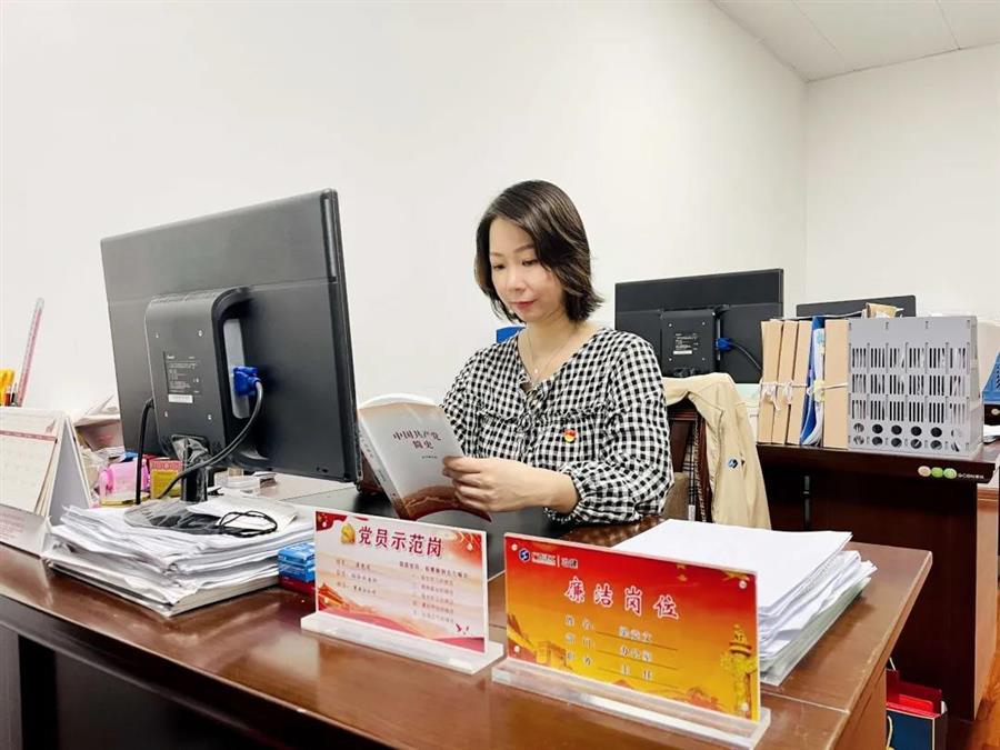 医生掀开奶罩边躁边狠狠躁视频