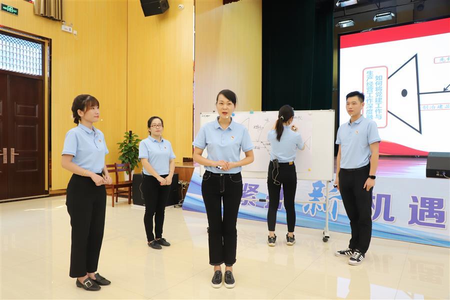 医生掀开奶罩边躁边狠狠躁视频