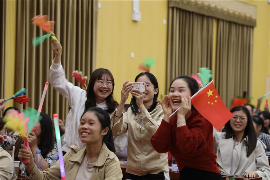 医生掀开奶罩边躁边狠狠躁视频