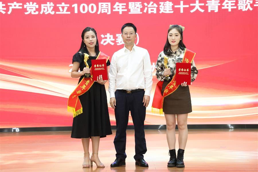 医生掀开奶罩边躁边狠狠躁视频