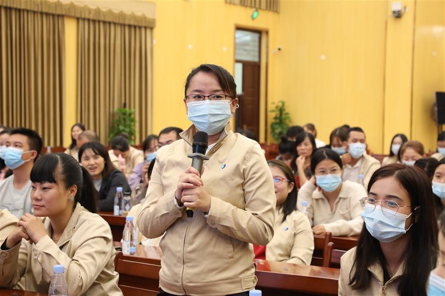 医生掀开奶罩边躁边狠狠躁视频