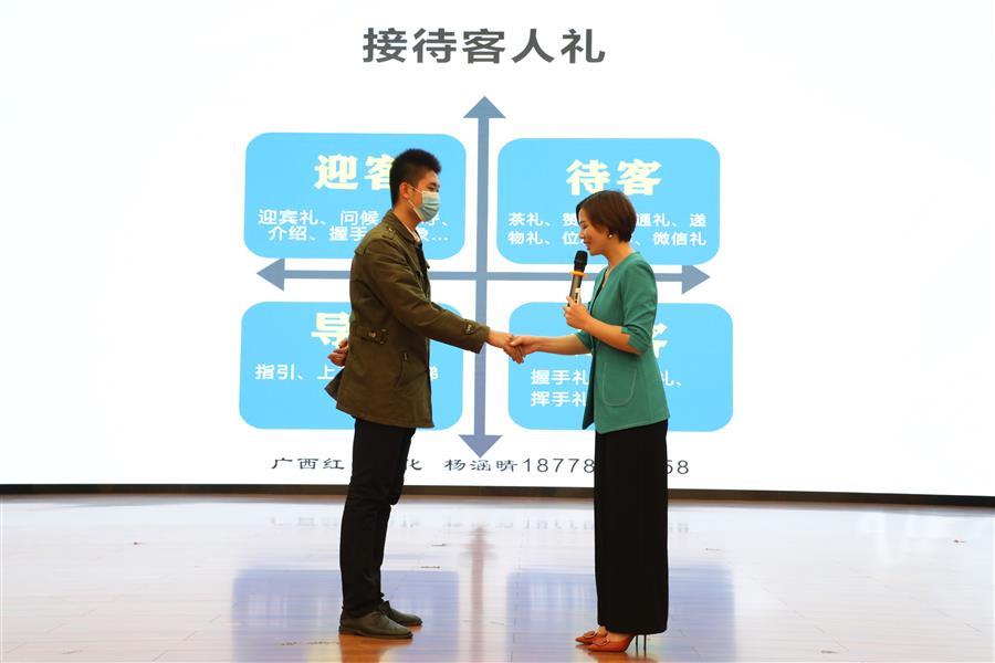 医生掀开奶罩边躁边狠狠躁视频