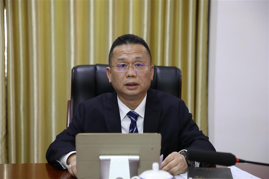 医生掀开奶罩边躁边狠狠躁视频