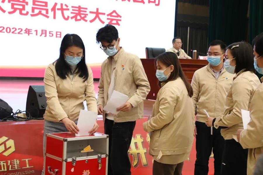 医生掀开奶罩边躁边狠狠躁视频