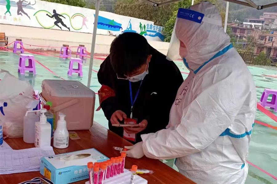 医生掀开奶罩边躁边狠狠躁视频