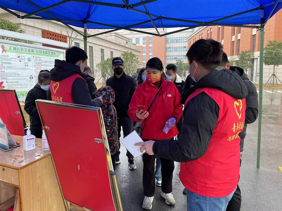 医生掀开奶罩边躁边狠狠躁视频