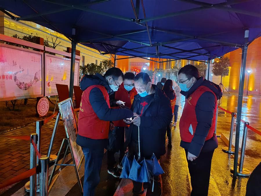 医生掀开奶罩边躁边狠狠躁视频