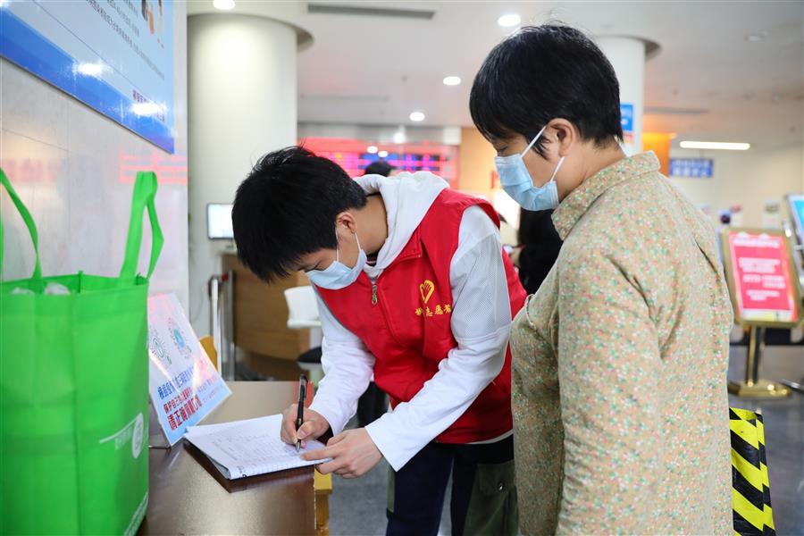 医生掀开奶罩边躁边狠狠躁视频