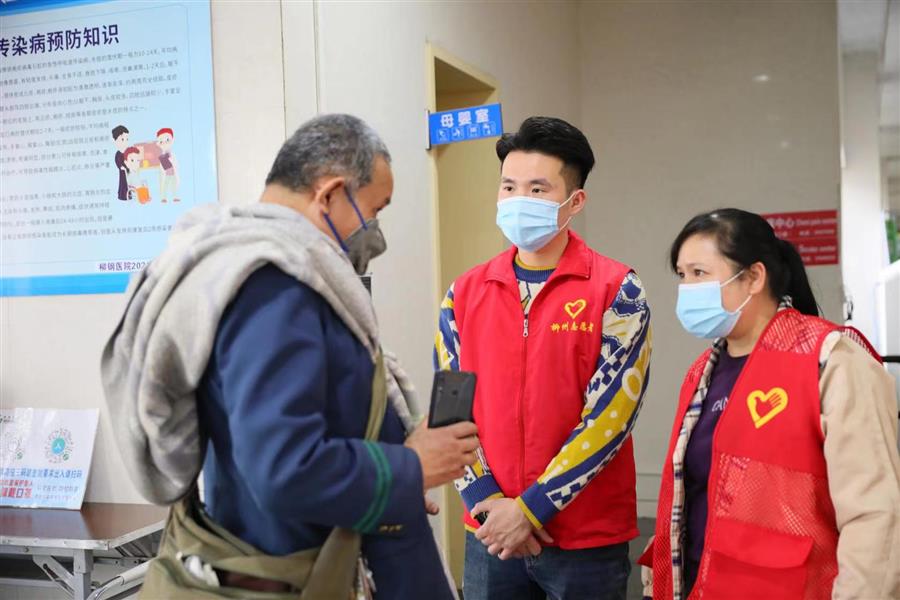 医生掀开奶罩边躁边狠狠躁视频