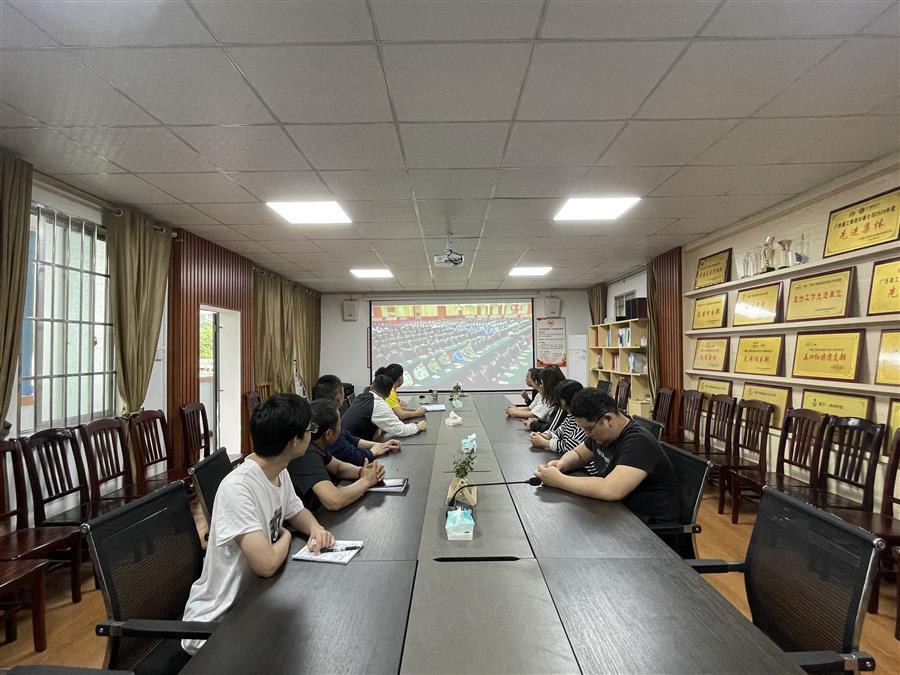 医生掀开奶罩边躁边狠狠躁视频