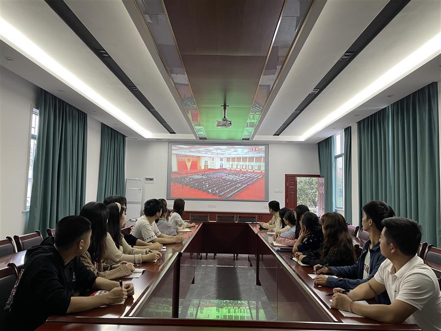 医生掀开奶罩边躁边狠狠躁视频