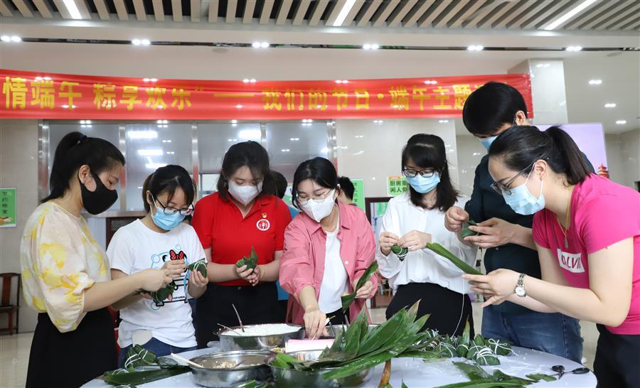 医生掀开奶罩边躁边狠狠躁视频
