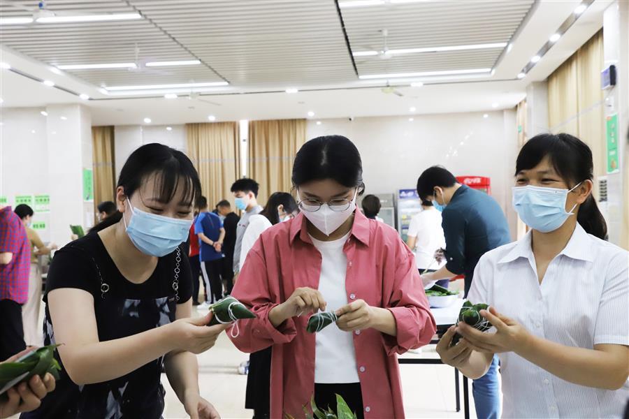 医生掀开奶罩边躁边狠狠躁视频
