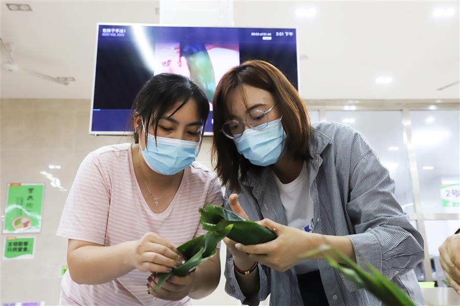 医生掀开奶罩边躁边狠狠躁视频