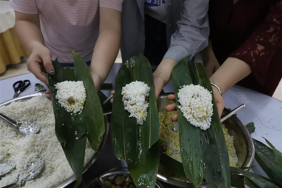 医生掀开奶罩边躁边狠狠躁视频