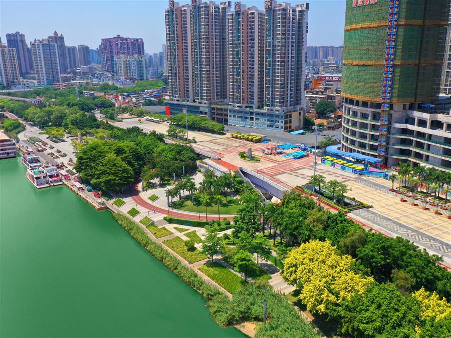 医生掀开奶罩边躁边狠狠躁视频