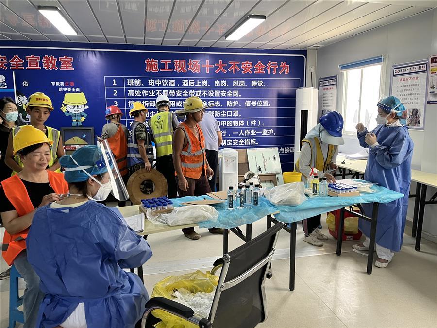 医生掀开奶罩边躁边狠狠躁视频