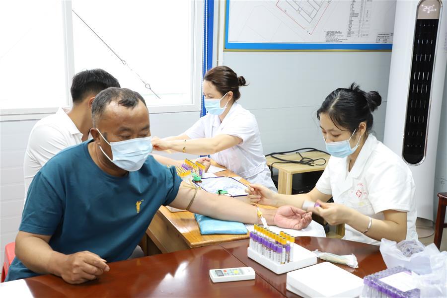 医生掀开奶罩边躁边狠狠躁视频