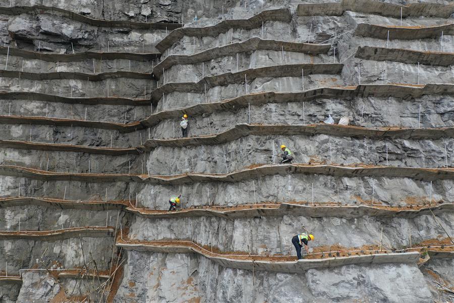 医生掀开奶罩边躁边狠狠躁视频