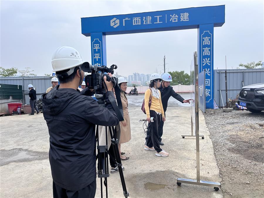 医生掀开奶罩边躁边狠狠躁视频
