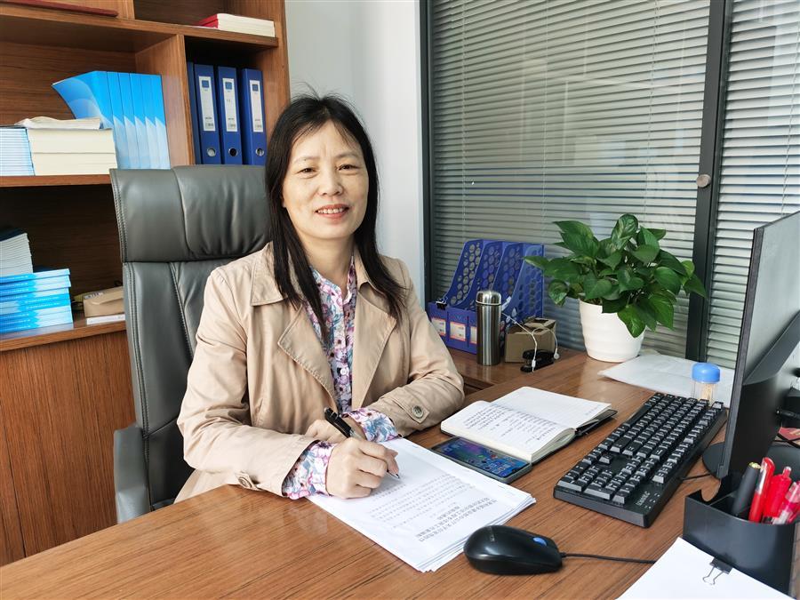 医生掀开奶罩边躁边狠狠躁视频