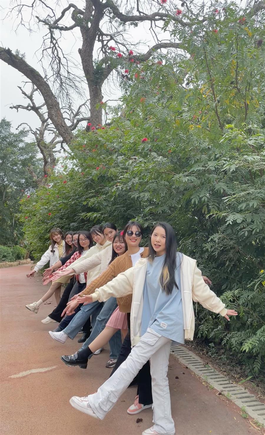 医生掀开奶罩边躁边狠狠躁视频