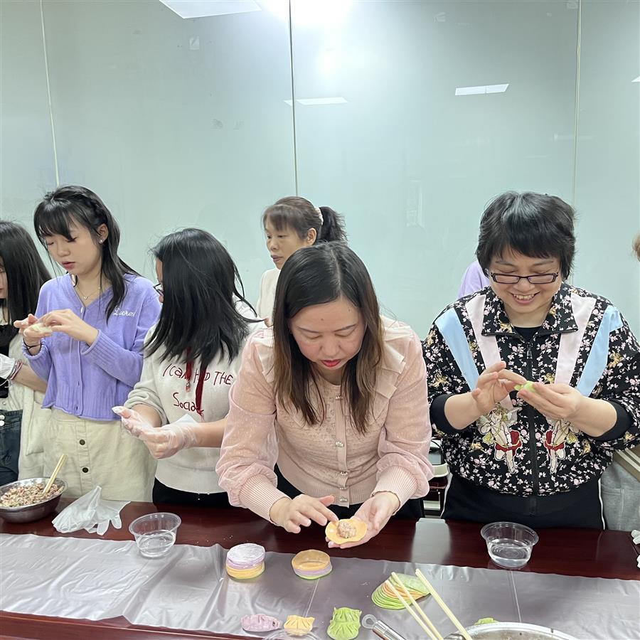 医生掀开奶罩边躁边狠狠躁视频