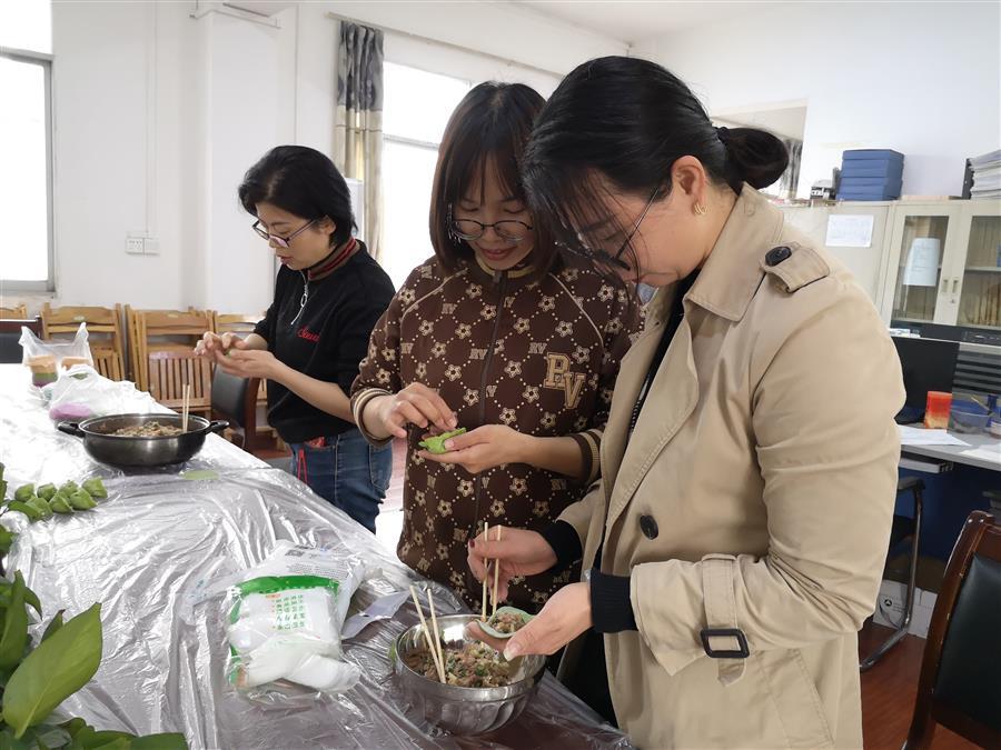 医生掀开奶罩边躁边狠狠躁视频