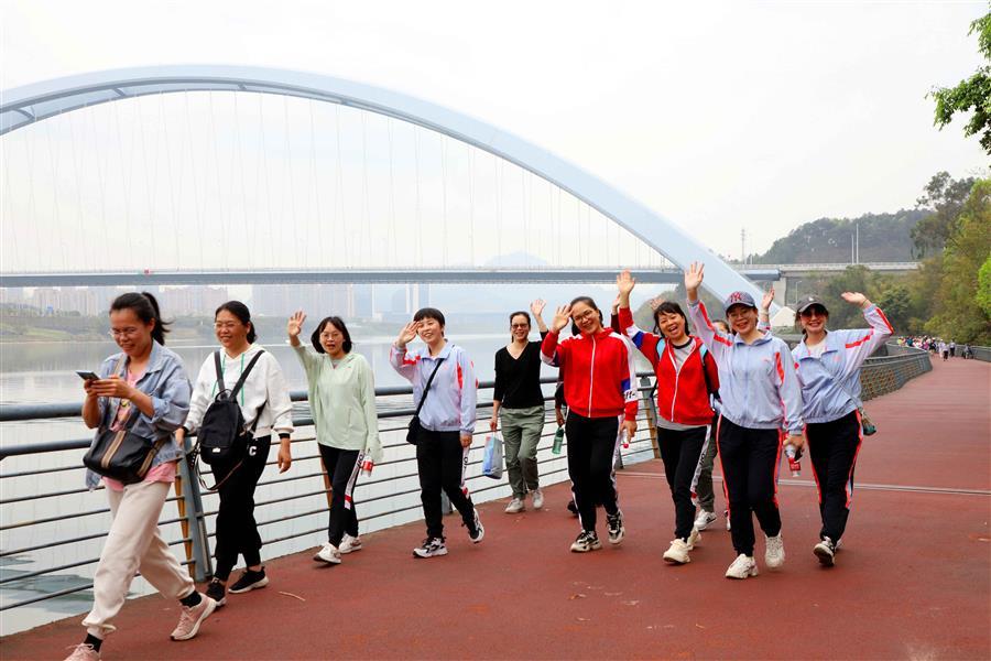 医生掀开奶罩边躁边狠狠躁视频