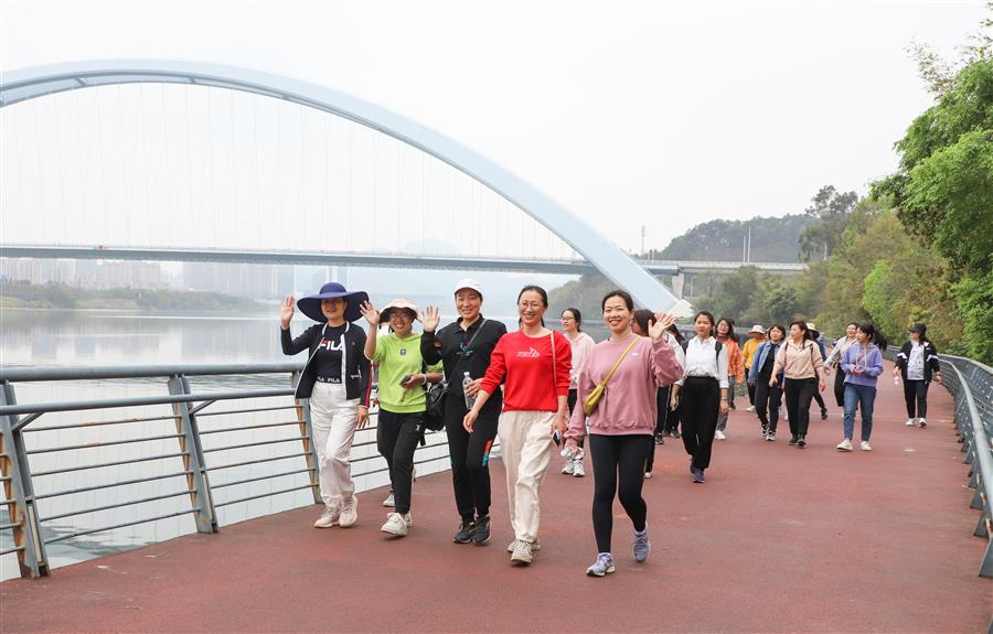 医生掀开奶罩边躁边狠狠躁视频