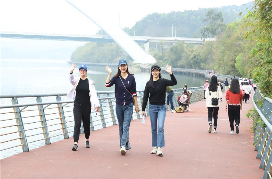 医生掀开奶罩边躁边狠狠躁视频