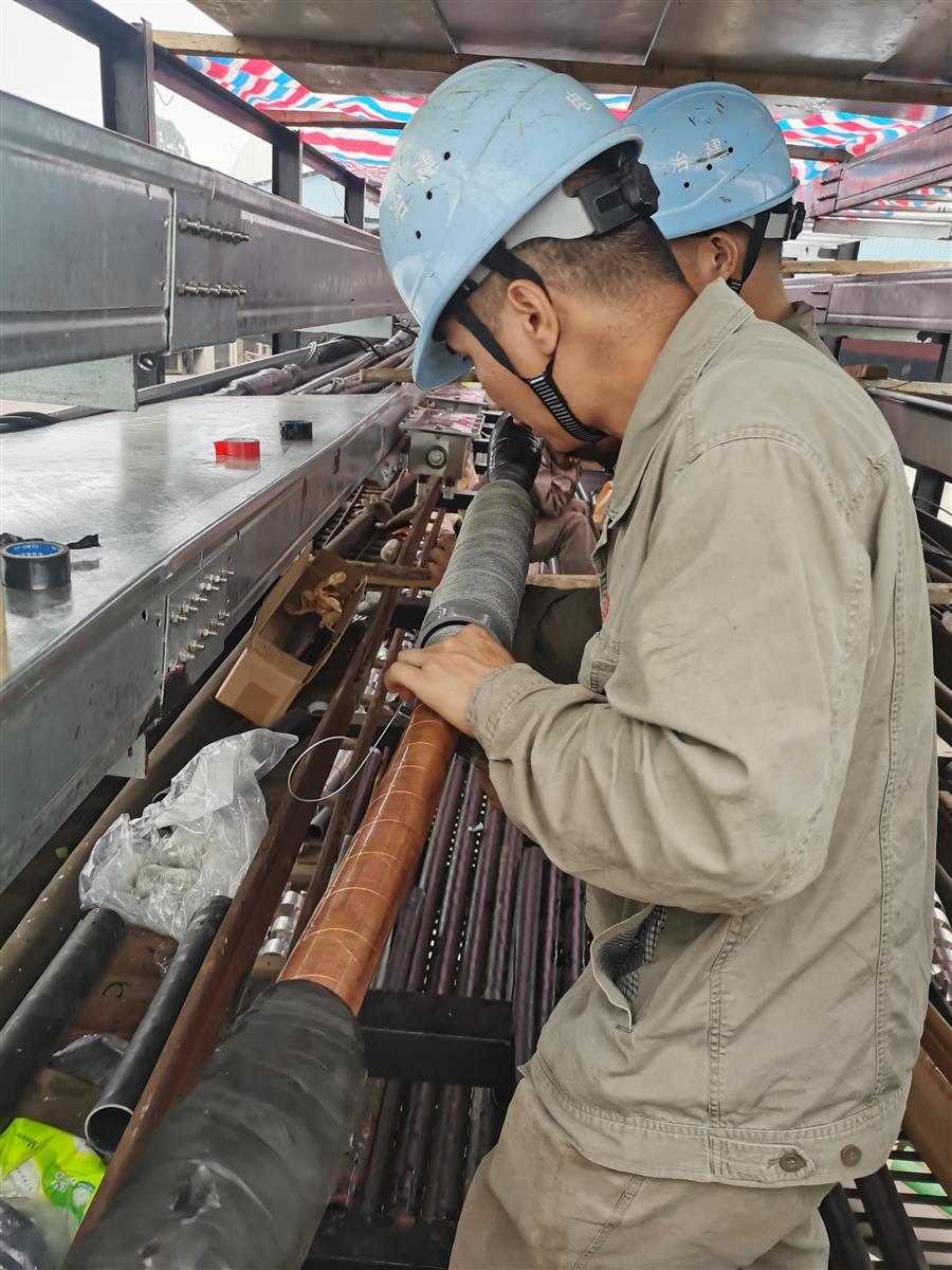 医生掀开奶罩边躁边狠狠躁视频