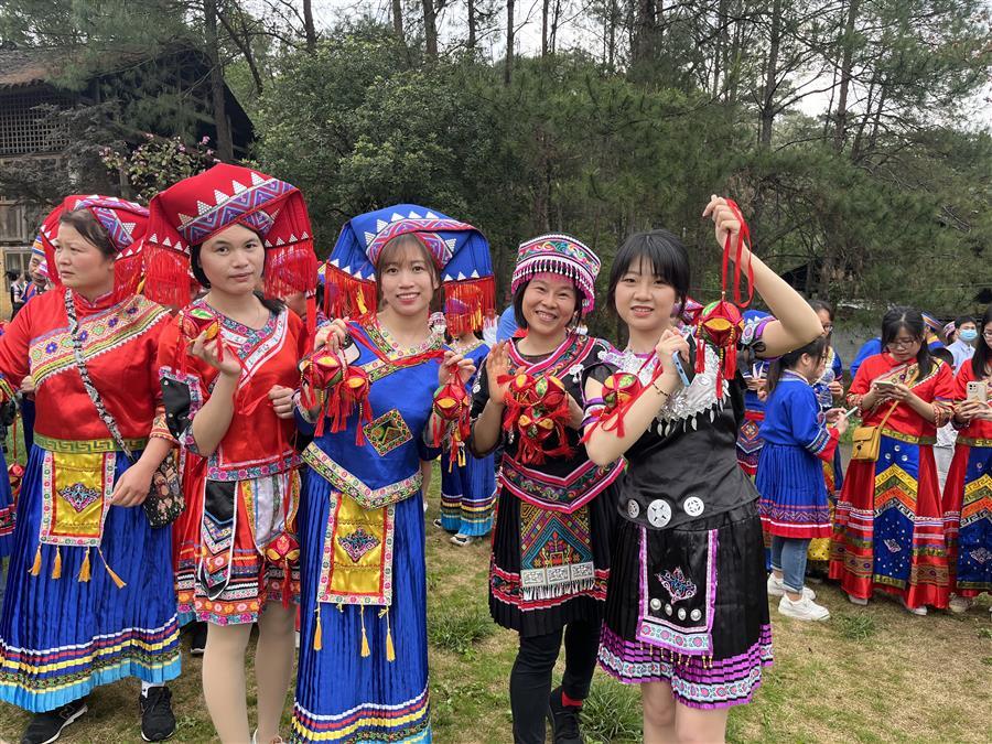 医生掀开奶罩边躁边狠狠躁视频