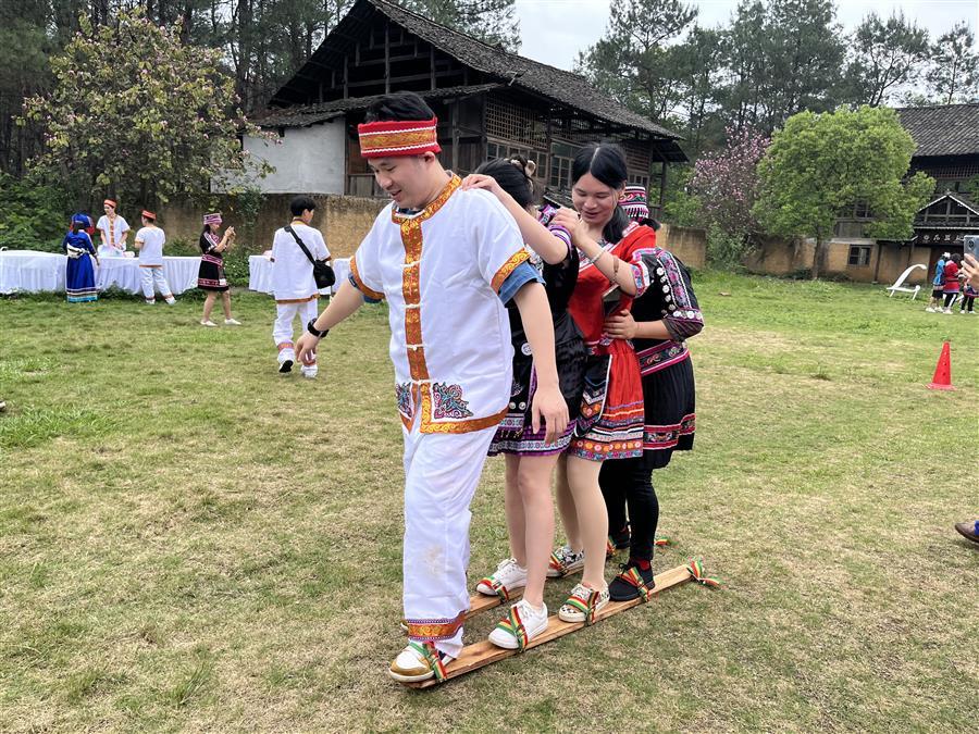 医生掀开奶罩边躁边狠狠躁视频