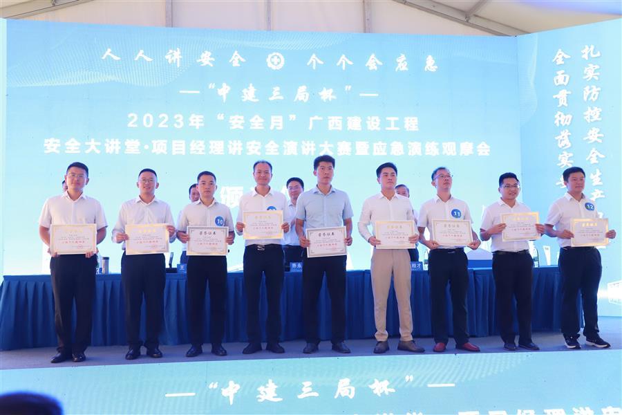 医生掀开奶罩边躁边狠狠躁视频