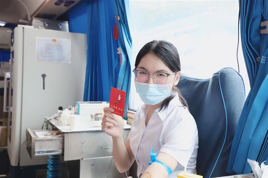 医生掀开奶罩边躁边狠狠躁视频