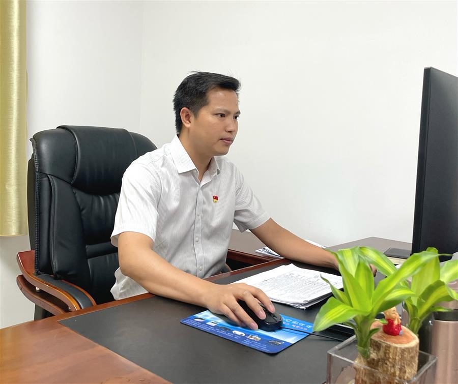 医生掀开奶罩边躁边狠狠躁视频