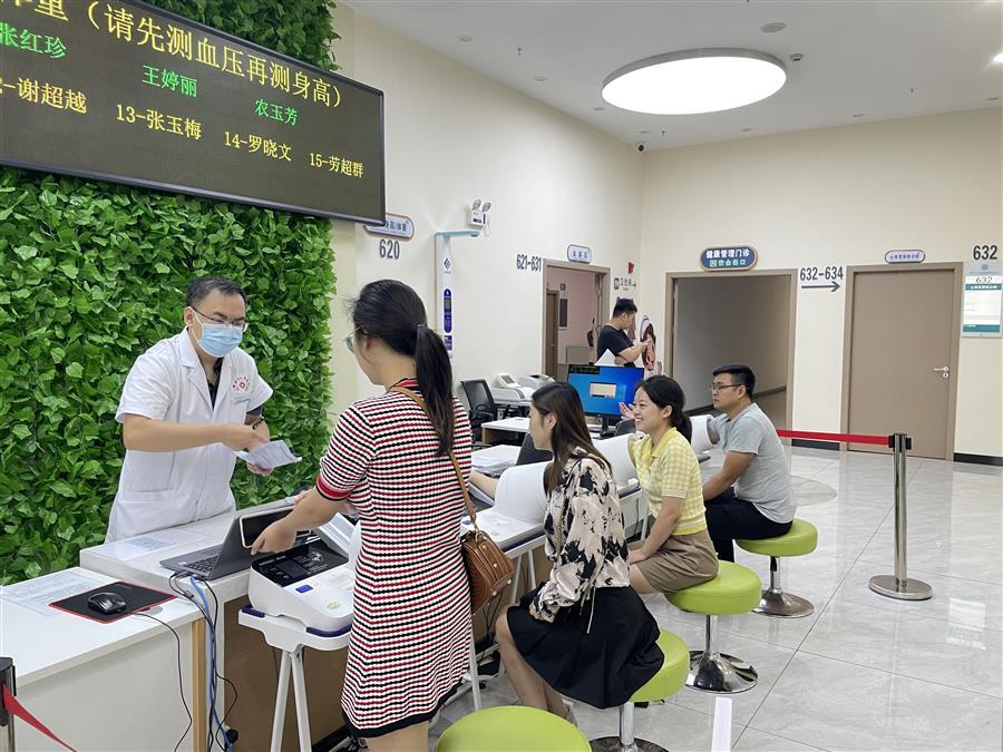 医生掀开奶罩边躁边狠狠躁视频