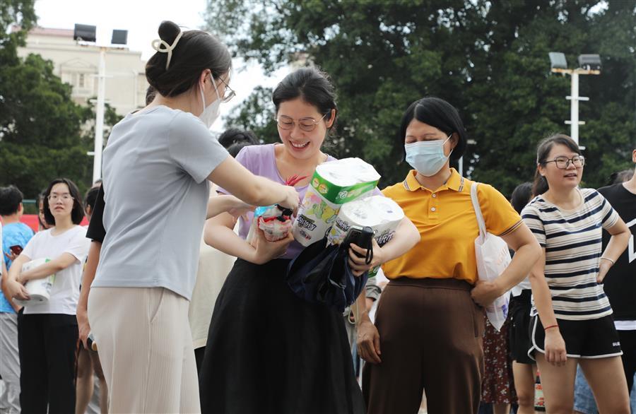 医生掀开奶罩边躁边狠狠躁视频