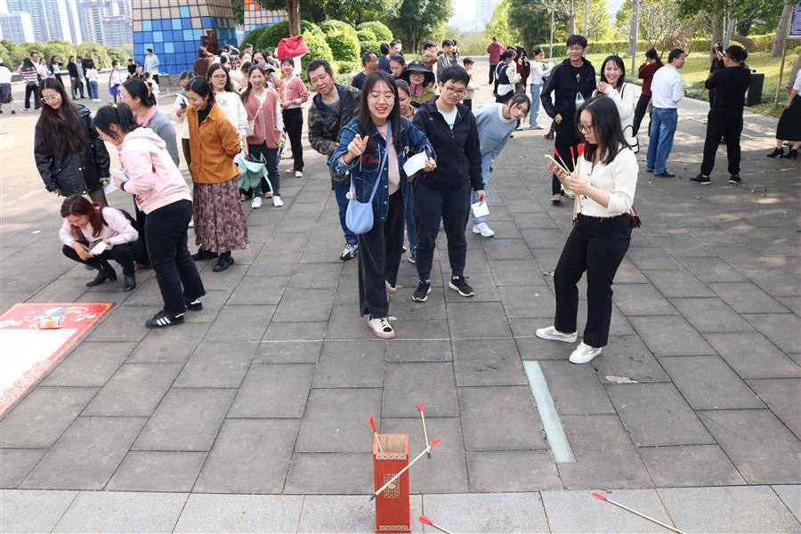 医生掀开奶罩边躁边狠狠躁视频