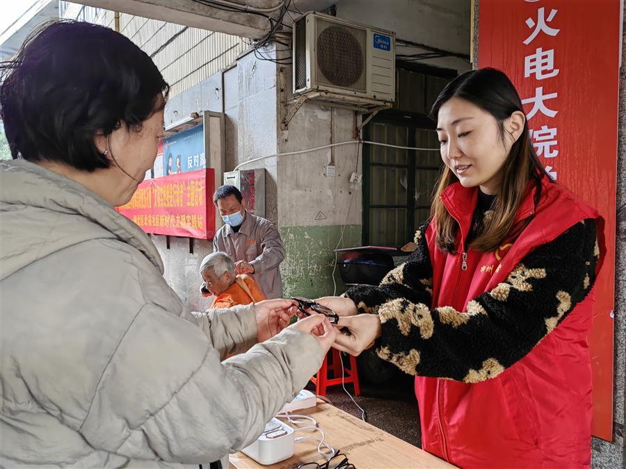 医生掀开奶罩边躁边狠狠躁视频