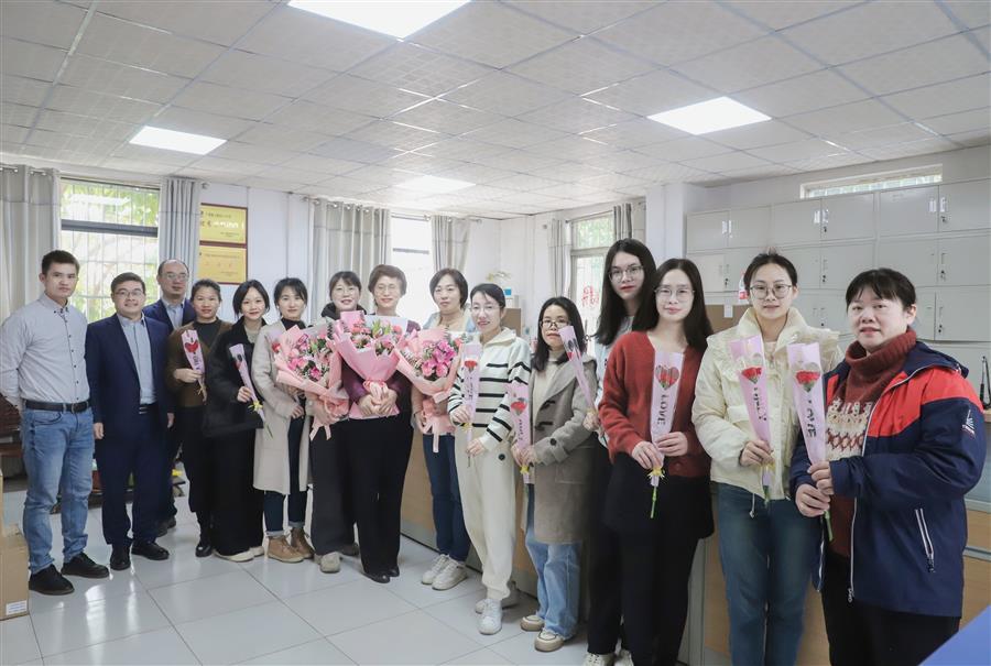 医生掀开奶罩边躁边狠狠躁视频