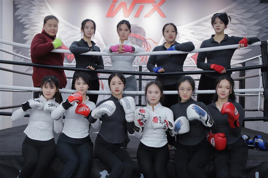 医生掀开奶罩边躁边狠狠躁视频