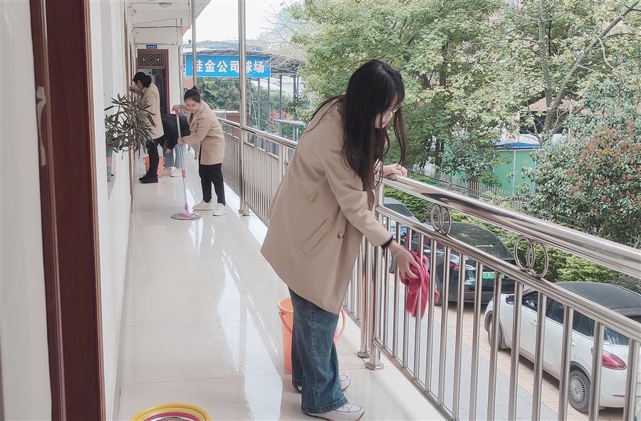 医生掀开奶罩边躁边狠狠躁视频