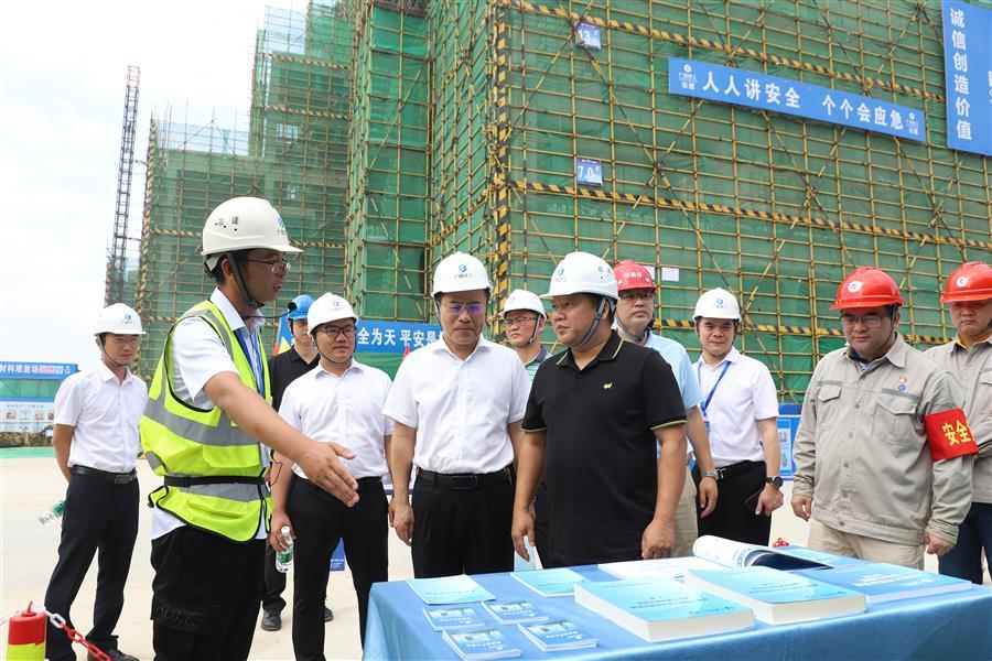 医生掀开奶罩边躁边狠狠躁视频