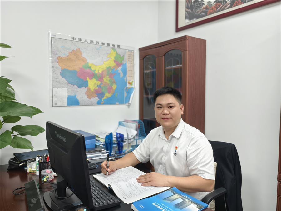 医生掀开奶罩边躁边狠狠躁视频